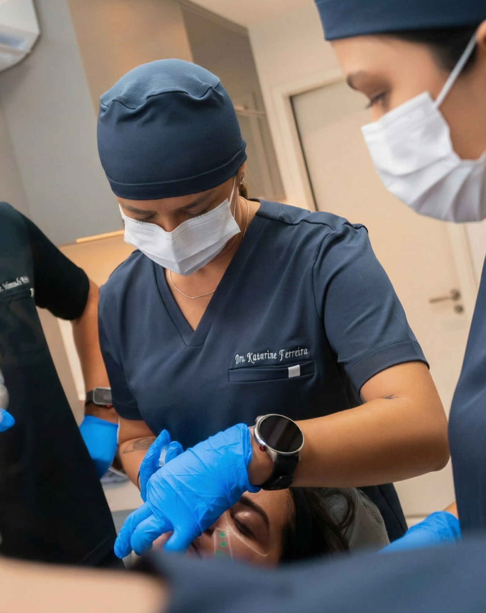 Dra. Katarine realizando procedimento estético facial